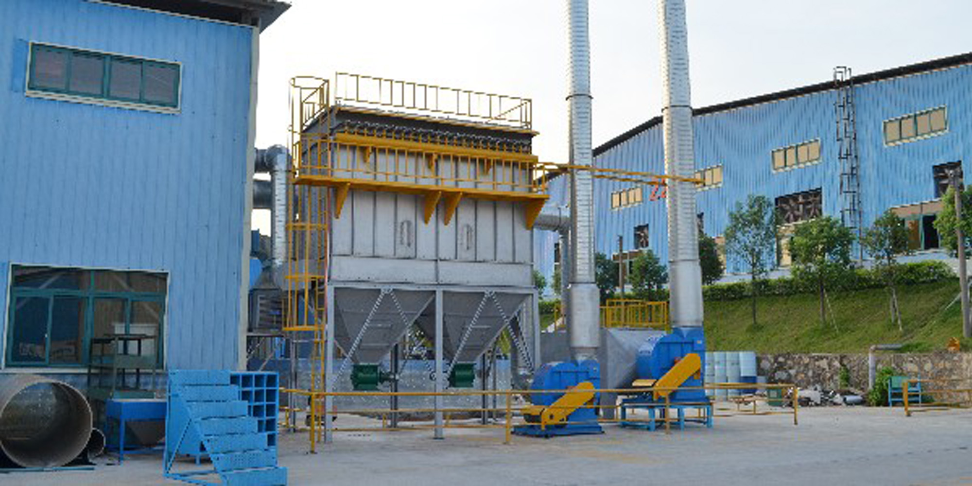 布袋除塵器 vs 電除塵器：核心區(qū)別與工廠選型指南